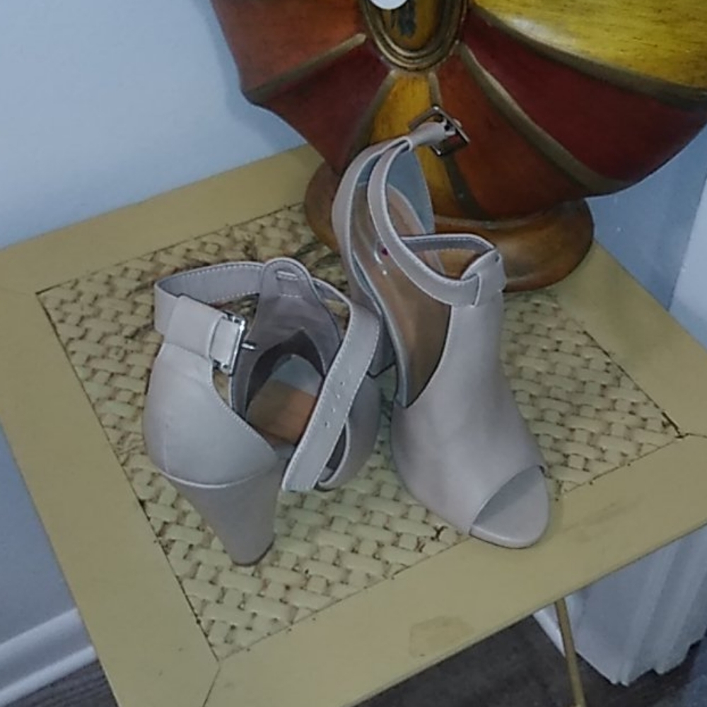 Shoes - Picture 2 of 4
